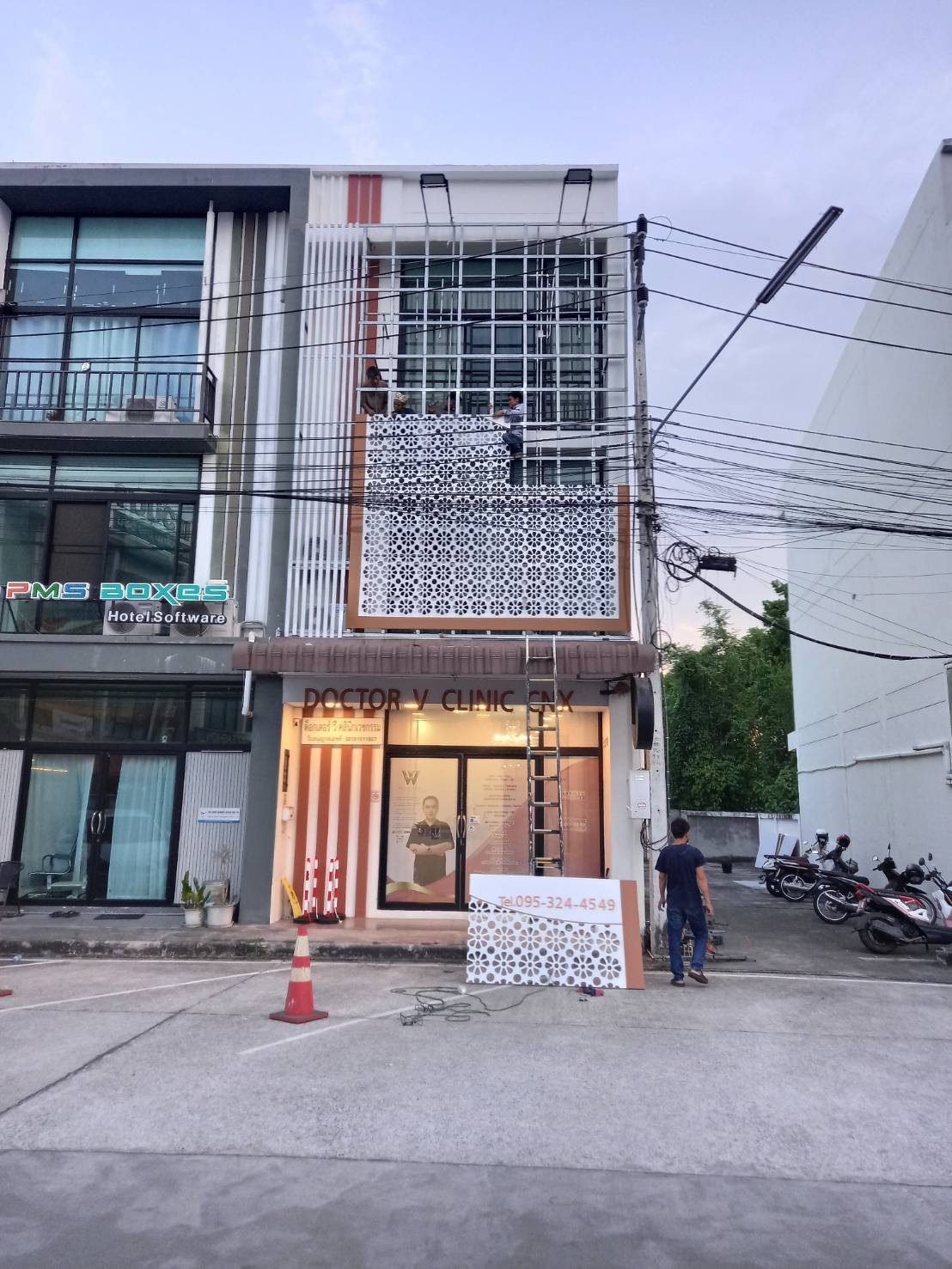 งานหน้ากากอาคารลายฉลุ Doctor V Clinic