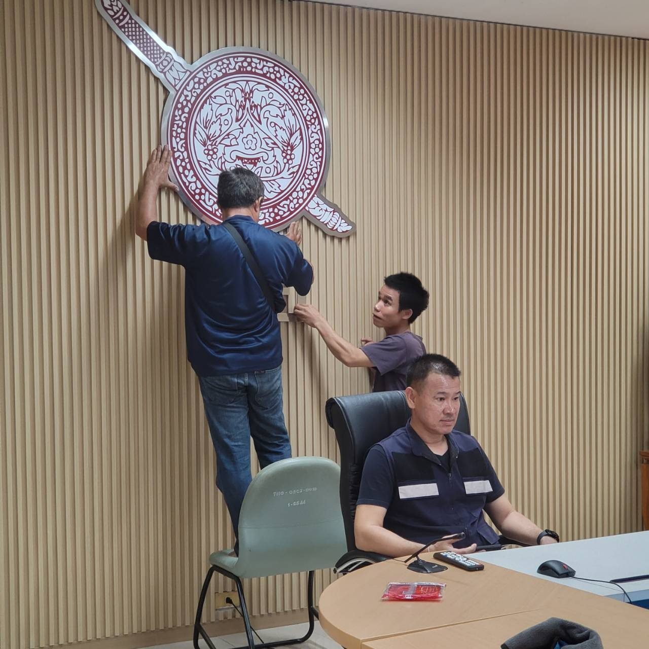 งานติดตั้งตราสัญลักษณ์องค์กรบนผนัง